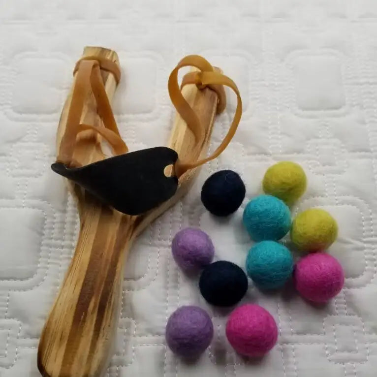 D&C Toys Wooden Slingshot with 10 Felt Balls